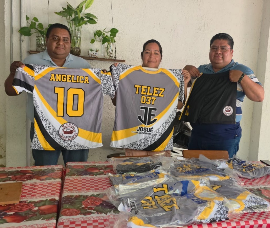 Entrega de uniformes al equipo femenil de voleibol de la zona escolar 037, primera fotografía