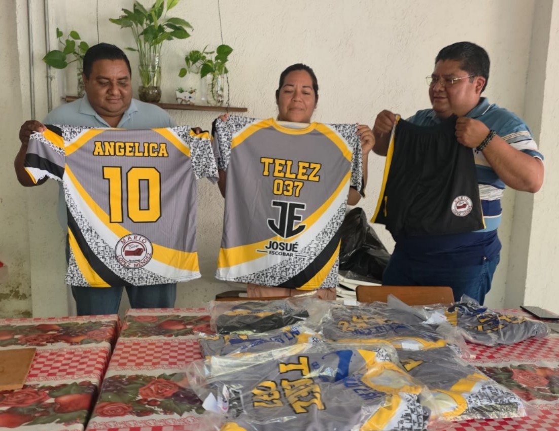 Entrega de uniformes al equipo femenil de voleibol de la zona escolar 037, segunda fotografía
